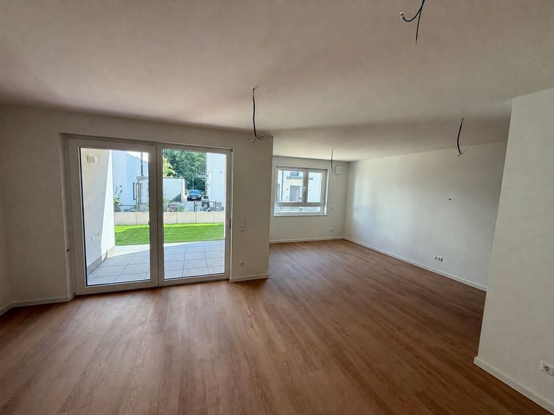 Erstbezug - Luxuriöse 2-Zimmer-Wohnung im EG mit eigenem Garten in attraktiver Lage in Maintal